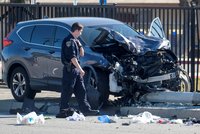 Do skupiny policejních rekrutů najelo auto. Pět jich je vážně zraněných, došlo i na amputace