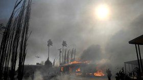Kalifornie v plamenech: Hasiči marně bojují se stovkami požárů, lidé jsou bez proudu