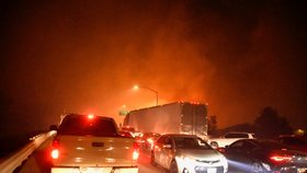 Kalifornie se ocitla v plamenech, hoří až na 275 místech