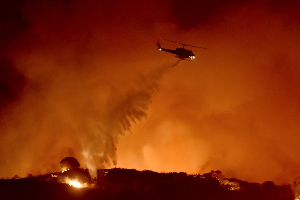 Kalifornie se ocitla v plamenech, hoří až na 275 místech