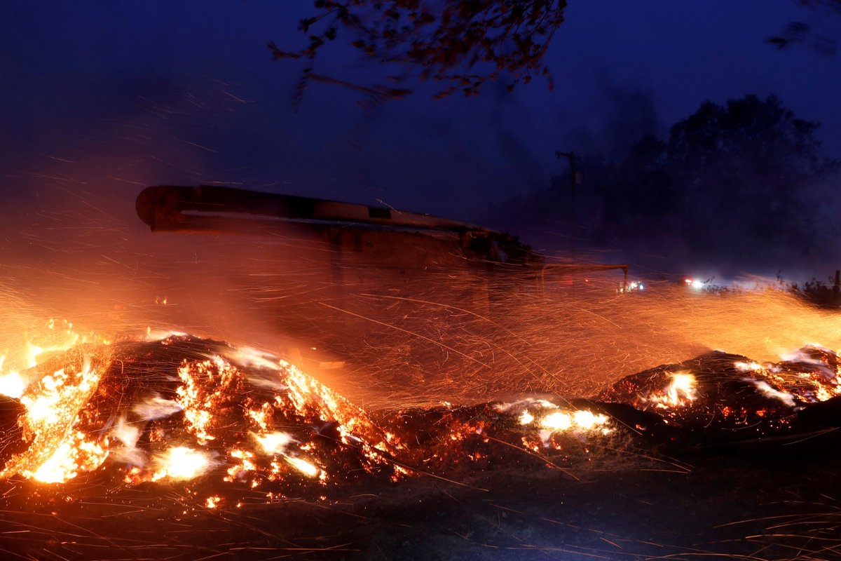 Kalifornii zasáhly masivní požáry. Své domovy muselo opustit 200 tisíc lidí. (27. 10. 2019)