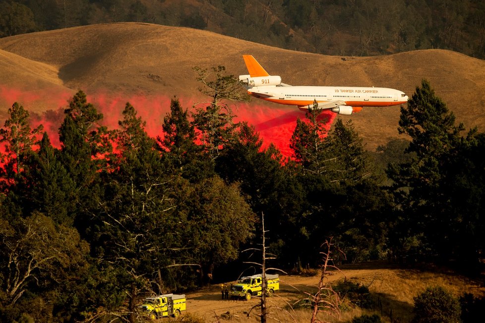 Kalifornii zasáhly masivní požáry. Své domovy muselo opustit 200 tisíc lidí. (26. 10. 2019)