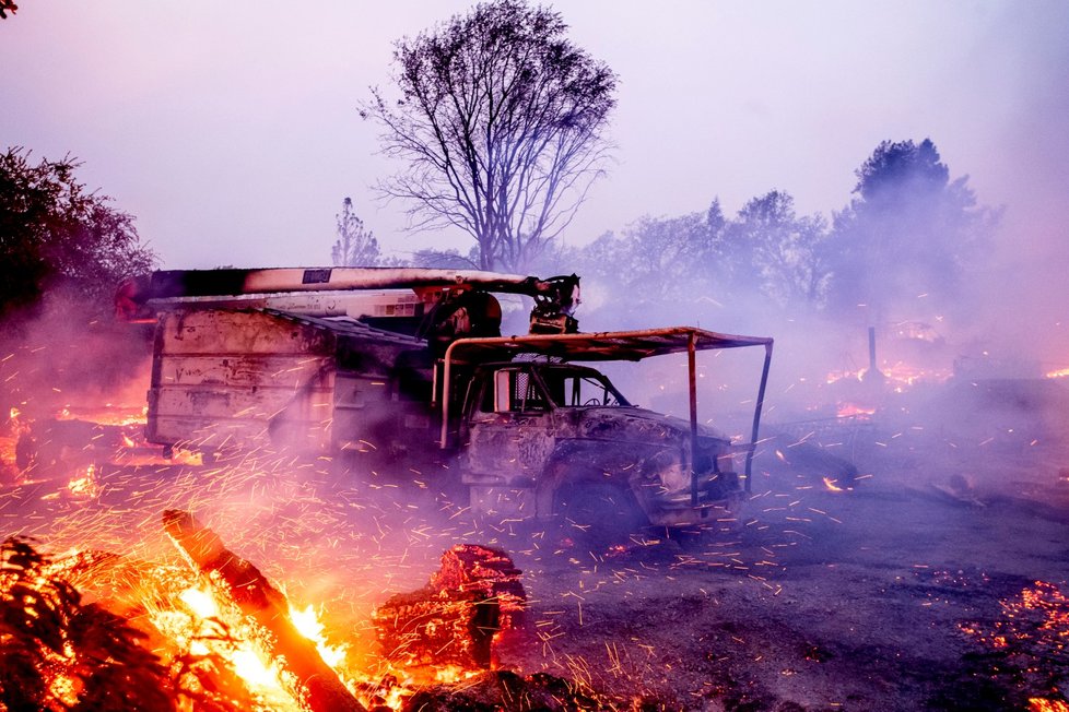 Kalifornii zasáhly masivní požáry. Své domovy muselo opustit 200 tisíc lidí. (27. 10. 2019)