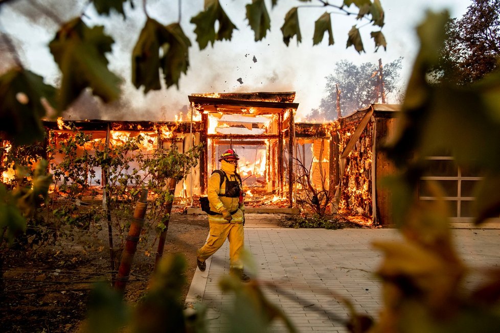 Kalifornii zasáhly masivní požáry. Své domovy muselo opustit 200 tisíc lidí. (27. 10. 2019)