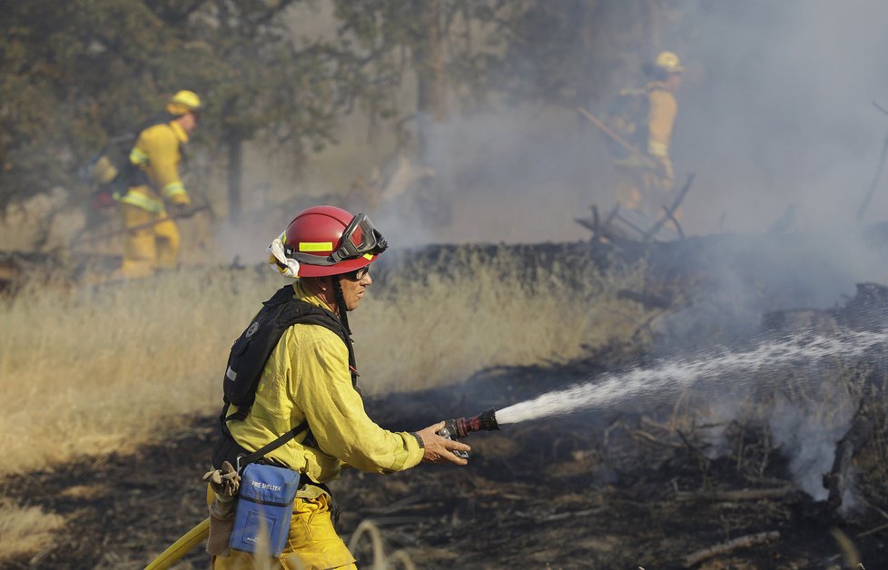 Kalifornii sužují desítky požárů. S ohněm bojují tisíce hasičů.
