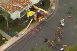 V Kalifornii spadl vrtulník na obytný dům, zahynuli tři lidé.
