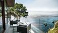 Divoké pobřeží Big Sur v americké Kalifornii není právě vhodné pro stavbu domů. Ale studio Fougeron Architecture ze San Francisca dokončilo odvážný a nádherný projekt rodinné vily, který neobvyklým způsobem kopíruje nesmírně členitý terén.