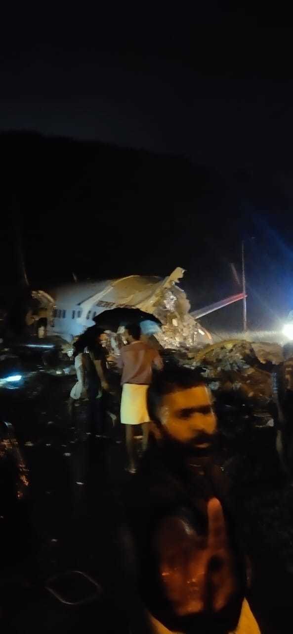 Na letišti v indickém Kalikatu havarovalo letadlo Air India, které letělo z Dubaje.