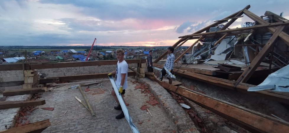 Poničený kostel čeká oprava. Mezitím farář Marián Kalina dělá provizorní mše na sluníčku.