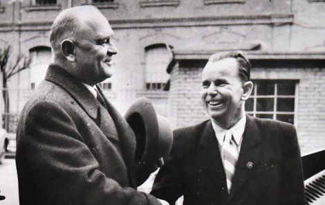 Antonín Kalina (vpravo) s bývalým buchenwaldským spoluvězněm JUDr. Aloisem Neumanem.