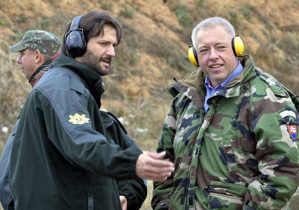 Ministři vnitra Robert Kaliňák a Milan Chovanec na společné obhlídce slovenských hranic.