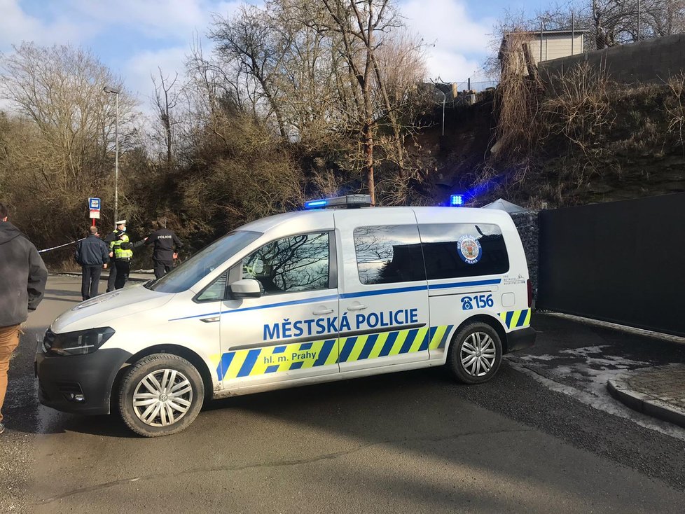 V Šáreckém údolí, poblíž autobusové zastávky Kalinův mlýn došlo k sesuvu půdy do vozovky.