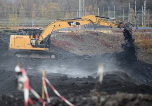 Odtěžování kalů opět začalo loni na podzim, trvat má tři roky. Ostravské Mariánské Hory a Hulváky chtějí od vlády kvůli zápachu finanční kompenzaci 21 milionů korun pro své obyvatele.