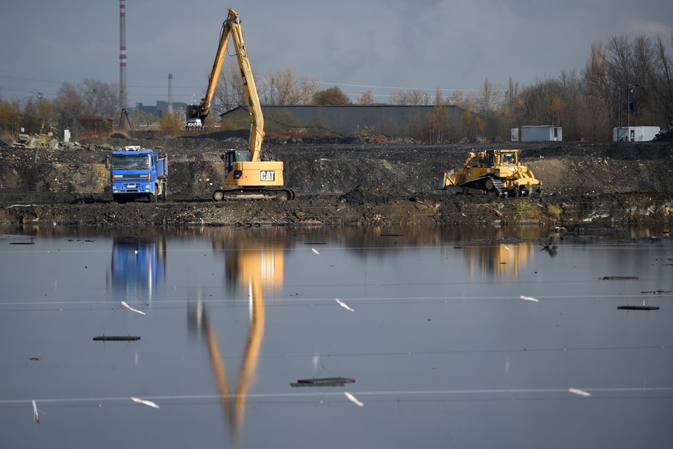 V Ostravě začala další etapa likvidace jedné z největších ekologických zátěží v České republice. V areálu lagun po chemičce Ostramo se, po téměř 6leté pauze, opět rozběhly přípravné práce na odstranění zbylých 91 tisíc tun kalů.