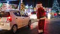 Během bezpečného drive-in vánočního trhu návštěvníci v podstatě nevystoupili z auta.