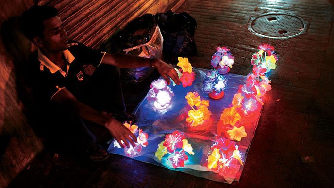 Centrum Kalkaty bývá po setmění poseto ostrůvky z barevných svítících květů