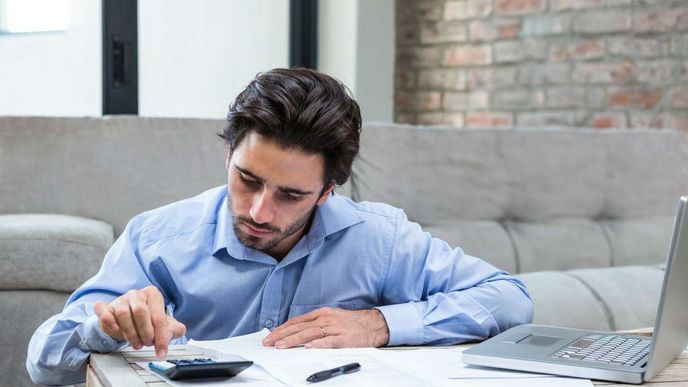 Minimální mzda v Česku překročila hranici 22 tisíc korun hrubého měsíčně. Minimální mzda v Česku překročila hranici 22 tisíc korun hrubého měsíčně.