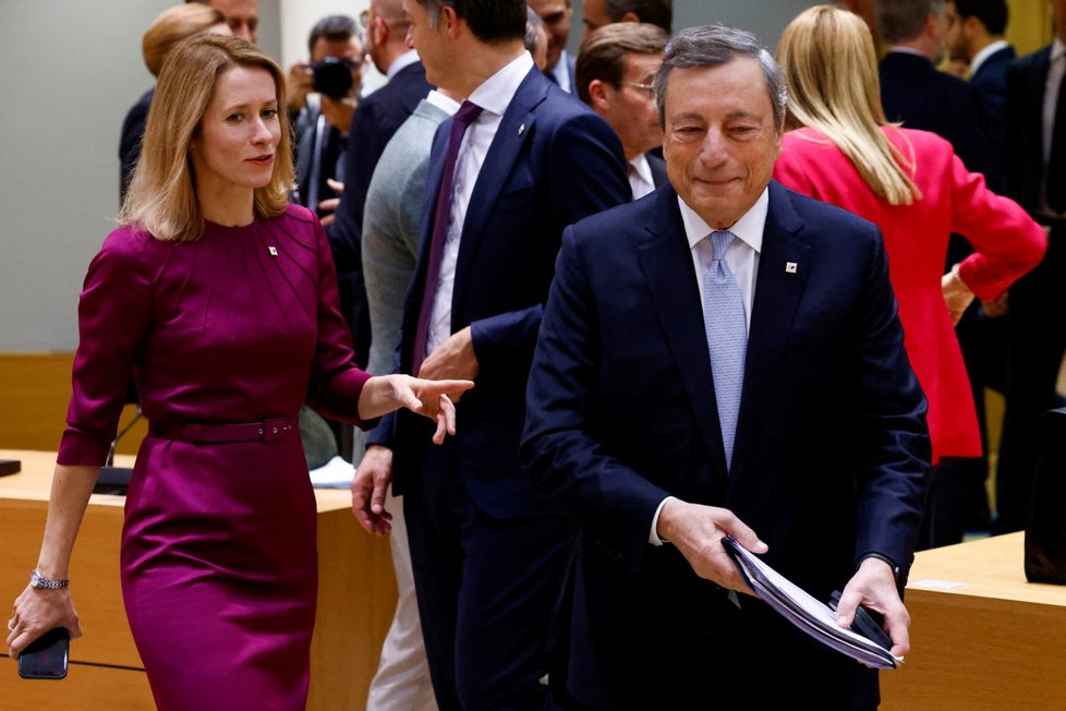 Summit v Bruselu: Estonská premiérka Kaja Kallasová a italský premiér Mario Draghi
