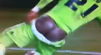 VIDEO: Hvězda Chelsea Kalou ukázala zadek!