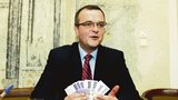 Kalousku, nemáme ani na housku! Vzkazují čtenáři Blesk.cz ministrovi