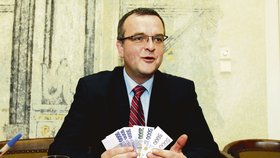 Kalousku, kvůli tobě nemáme ani na housku, vzkazují ministrovi financí čtenáři Blesk.cz