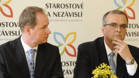 Předseda STAN Petr Gazdík (vlevo) a šéf TOP 09 Miroslav Kalousek