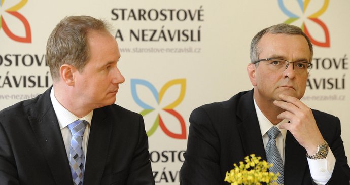 Předseda STAN Petr Gazdík (vlevo) a šéf TOP 09 Miroslav Kalousek