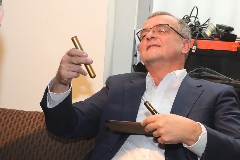 Miroslav Kalousek hlasoval proti snížení růstu platů stejně jako řada další poslanců TOP 09.