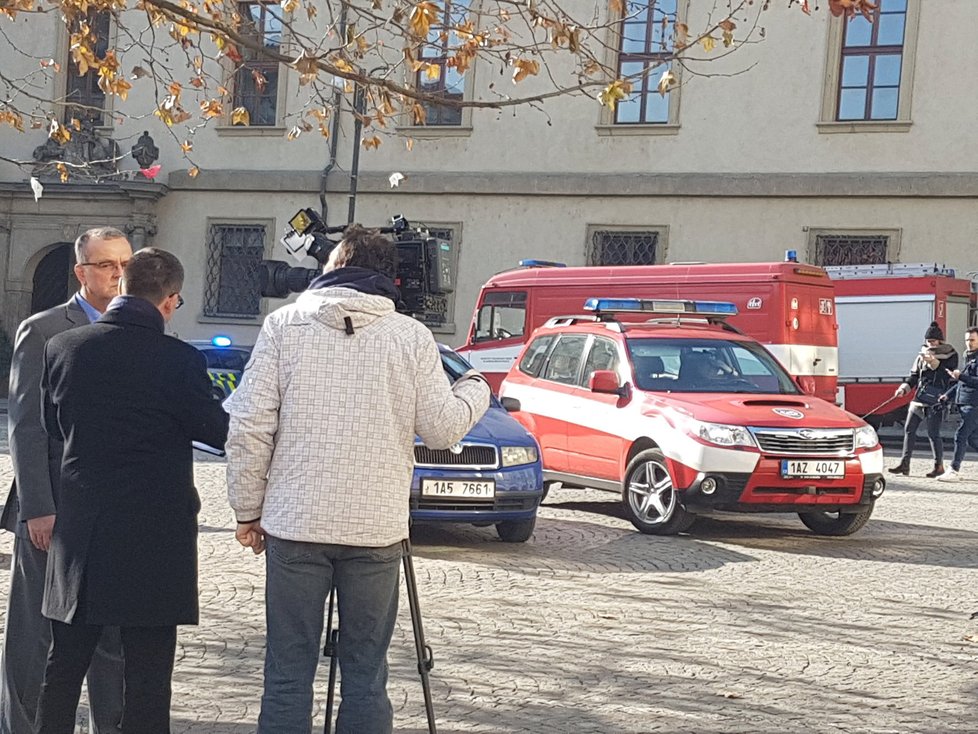 Zatímco policisté zkoumali obálku s bílým práškem v kanceláři Miroslava Kalouska, politik točil před Poslaneckou sněmovnou s hasiči v zádech rozhovor