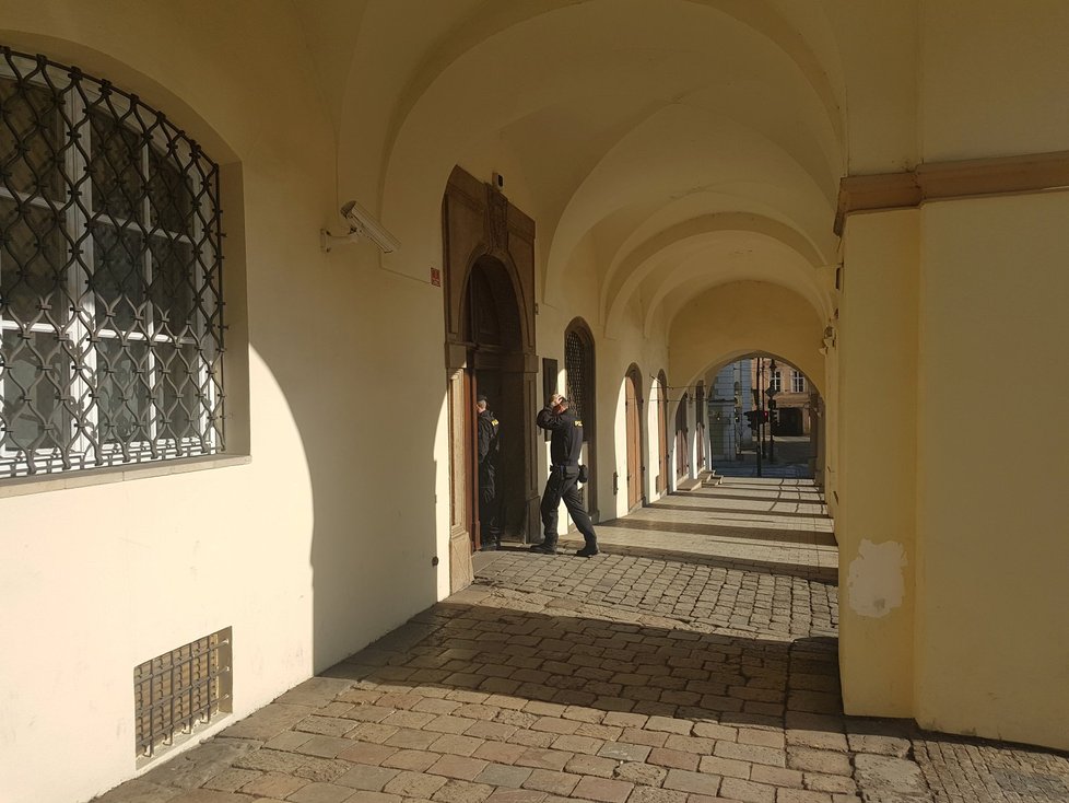 Policisté vstupují do Poslanecké sněmovny. Miroslav Kalousek dostal obálku s bílým práškem