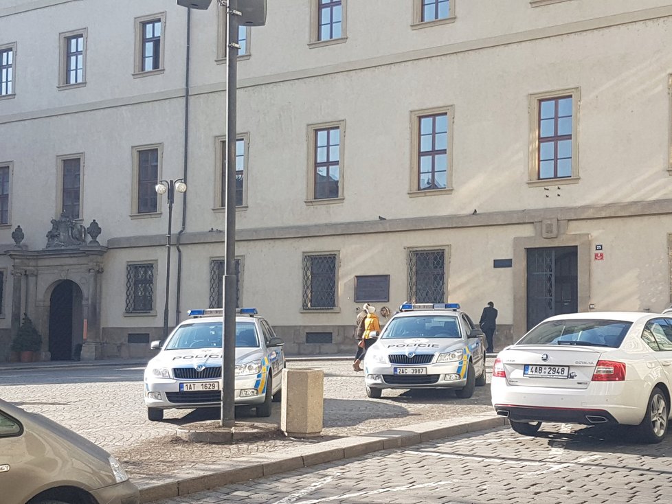 Policie před Poslaneckou sněmovnou. Miroslav Kalousek dostal obálku s bílým práškem