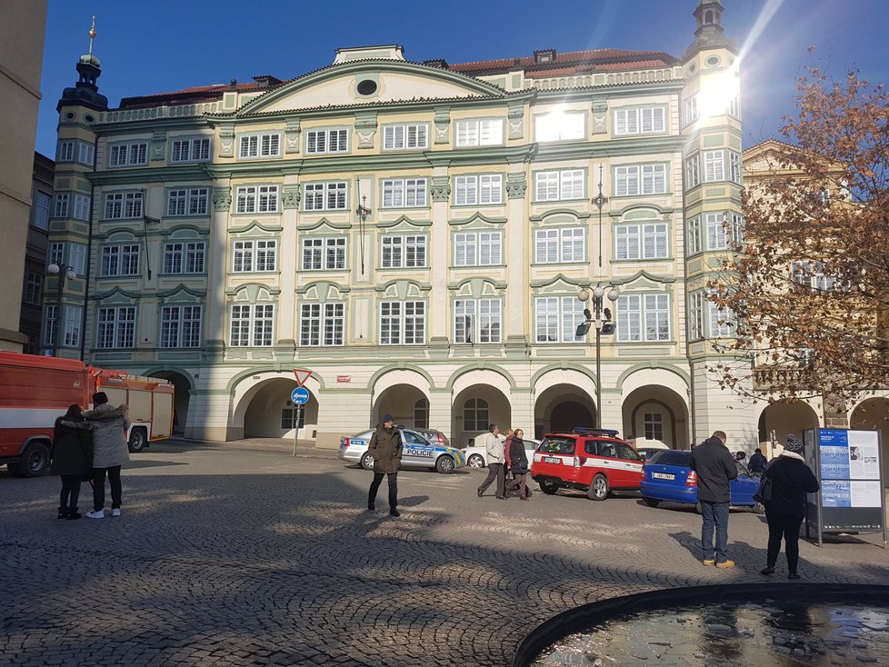 Policisté a hasiči před Poslaneckou sněmovnou. Miroslav Kalousek dostal obálku s bílým práškem.