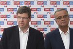 Šéf TOP 09 Jiří Pospíšil (vlevo) a jeho předchůdce Miroslav Kalousek se příliš v lásce nemají.