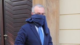 Předseda poslaneckého klubu TOP 09 Miroslav Kalousek si s rouškou hlavu nelámal. Nos a pusu mu zakrývala šála k obleku ( 24. 3. 2020)
