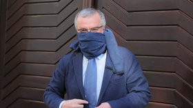 Předseda poslaneckého klubu TOP 09 Miroslav Kalousek si s rouškou hlavu nelámal. Nos a pusu mu zakrývala šála k obleku ( 24. 3. 2020).