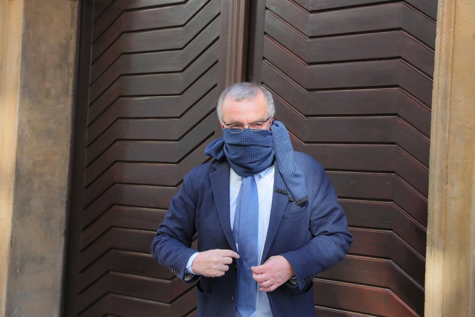 Předseda poslaneckého klubu TOP 09 Miroslav Kalousek si s rouškou hlavu nelámal. Nos a pusu mu zakrývala šála k obleku ( 24. 3. 2020)