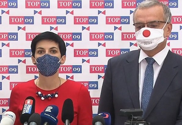 Tisková konference před jednáním Sněmovny: Miroslav Kalousek dorazil v respirátoru, který mu dělá červený klaunský nos (27.10.2020)