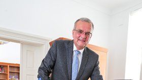 Miroslav Kalousek chodí o holi. Může za to tenis. Bývalý ministr se patrně špatně rozcvičil