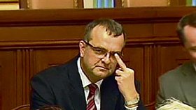 Miroslav Kalousek i toto gesto předvedl během svého působení ve Sněmovně