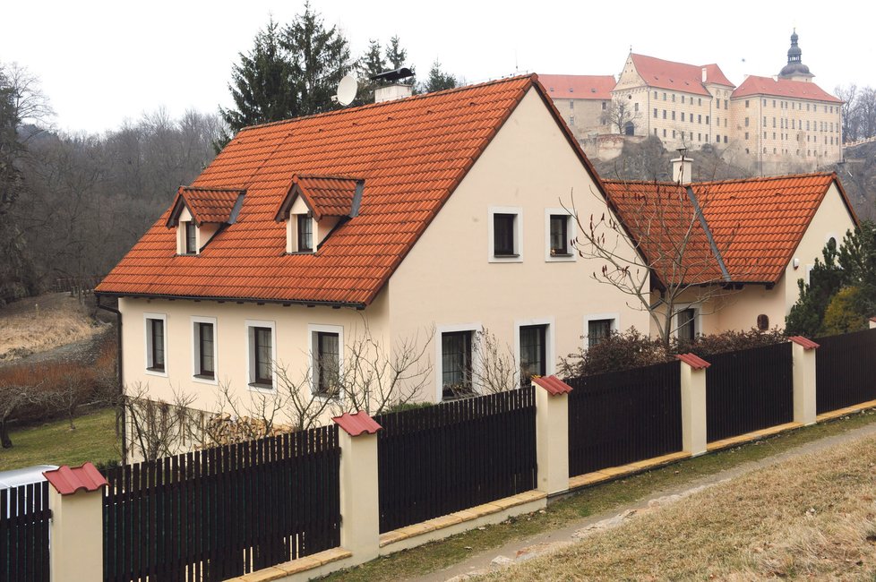 Kalouskova chalupa je prý větší turistickou atrakcí než hrad