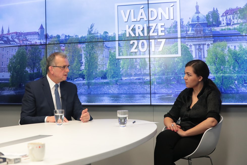 Miroslav Kalousek při rozhovoru s redaktorkou Blesku Verou Renovicou