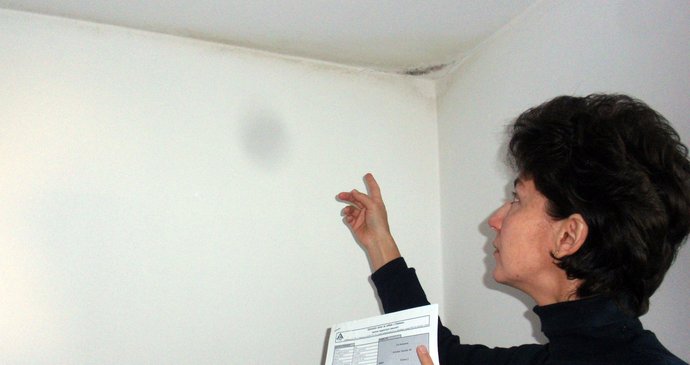 Kalousová ukazuje na plísňovou skvrnu ve svém bytě.