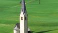 Kostel svatého Jiří stojí osamoceně na louce za vesnicí Kals am Grossglockner ve východním Tyrolsku