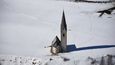 Kostel svatého Jiří stojí osamoceně na louce za vesnicí Kals am Grossglockner ve východním Tyrolsku