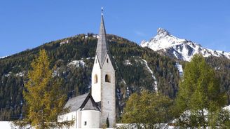 Špičatý veterán: Osamocený kostel je dominantou tyrolské krajiny již 650 let