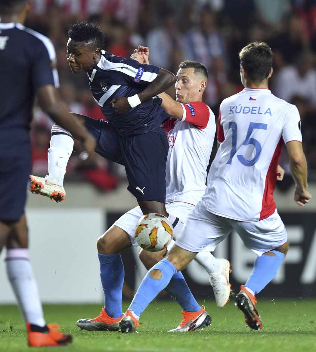 Saumel Kalu v rámci Evropské ligy vyzkoušel i tvrdost obránců pražské Slavie