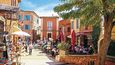 Poklidná letní atmosféra v ulicích Roussillonu