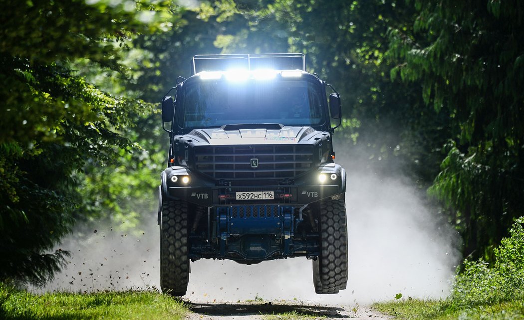 Závod Kamazu s Lamborghini? Red Bull spáchal další parádní šílenost