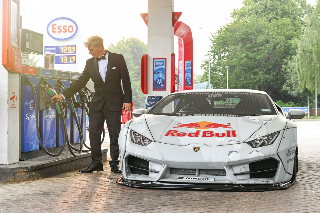 Závod Kamazu s Lamborghini? Red Bull spáchal další parádní šílenost