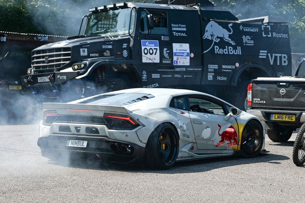 Závod Kamazu s Lamborghini? Red Bull spáchal další parádní šílenost